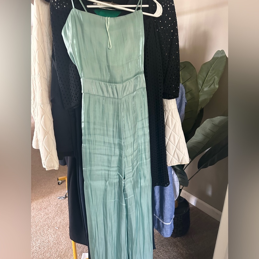 REVOLVE "Line & dot"